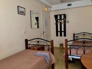 Хостелы Westend Hostel Kyiv Киев Двухместный номер с 2 отдельными кроватями-2