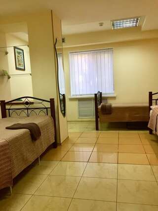 Хостелы Westend Hostel Kyiv Киев Классический трехместный номер-6