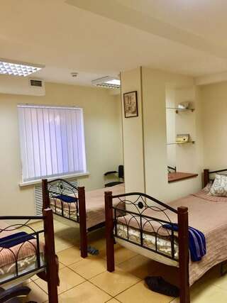 Хостелы Westend Hostel Kyiv Киев Классический трехместный номер-7
