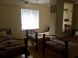Хостелы Westend Hostel Kyiv Киев Классический трехместный номер-1